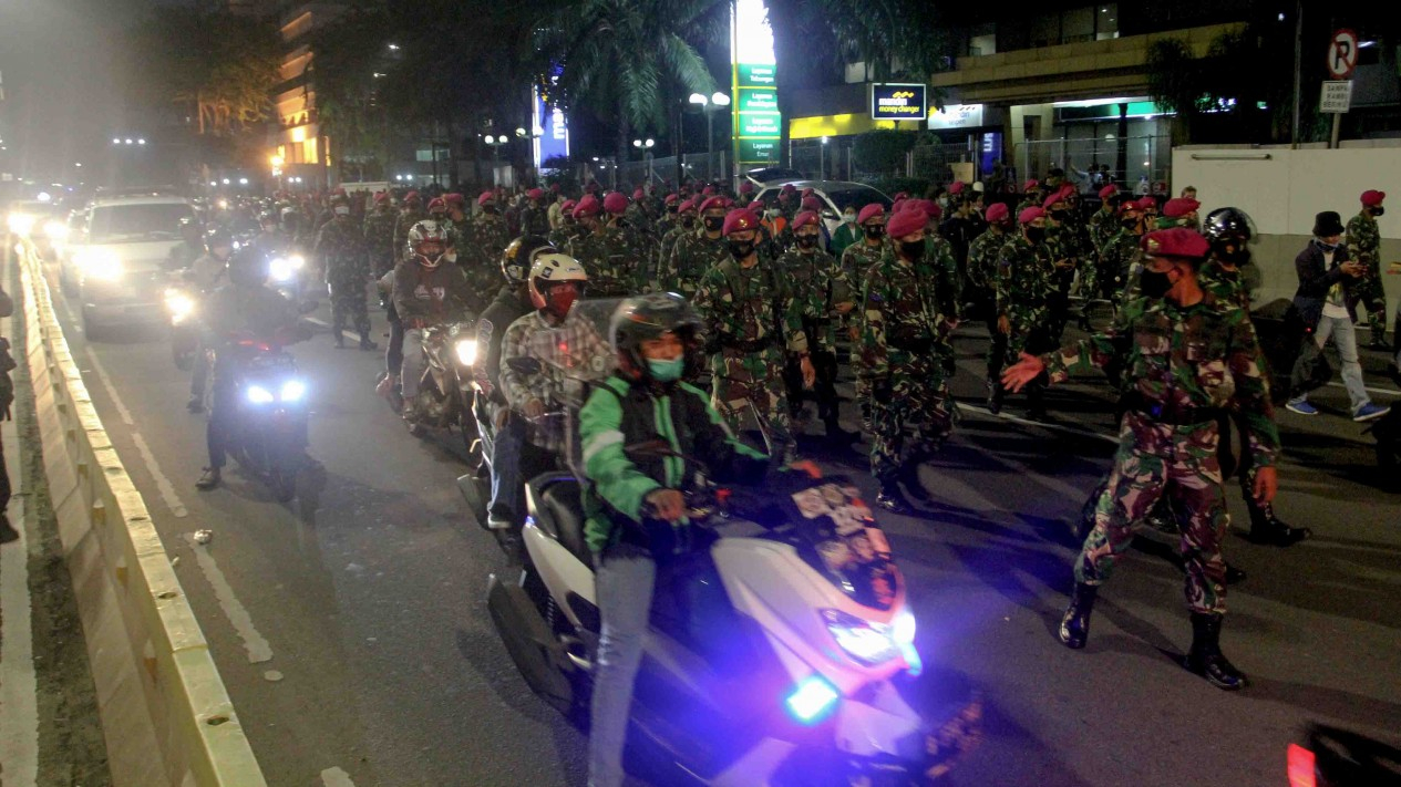 Marinir Antar Pulang Pendemo