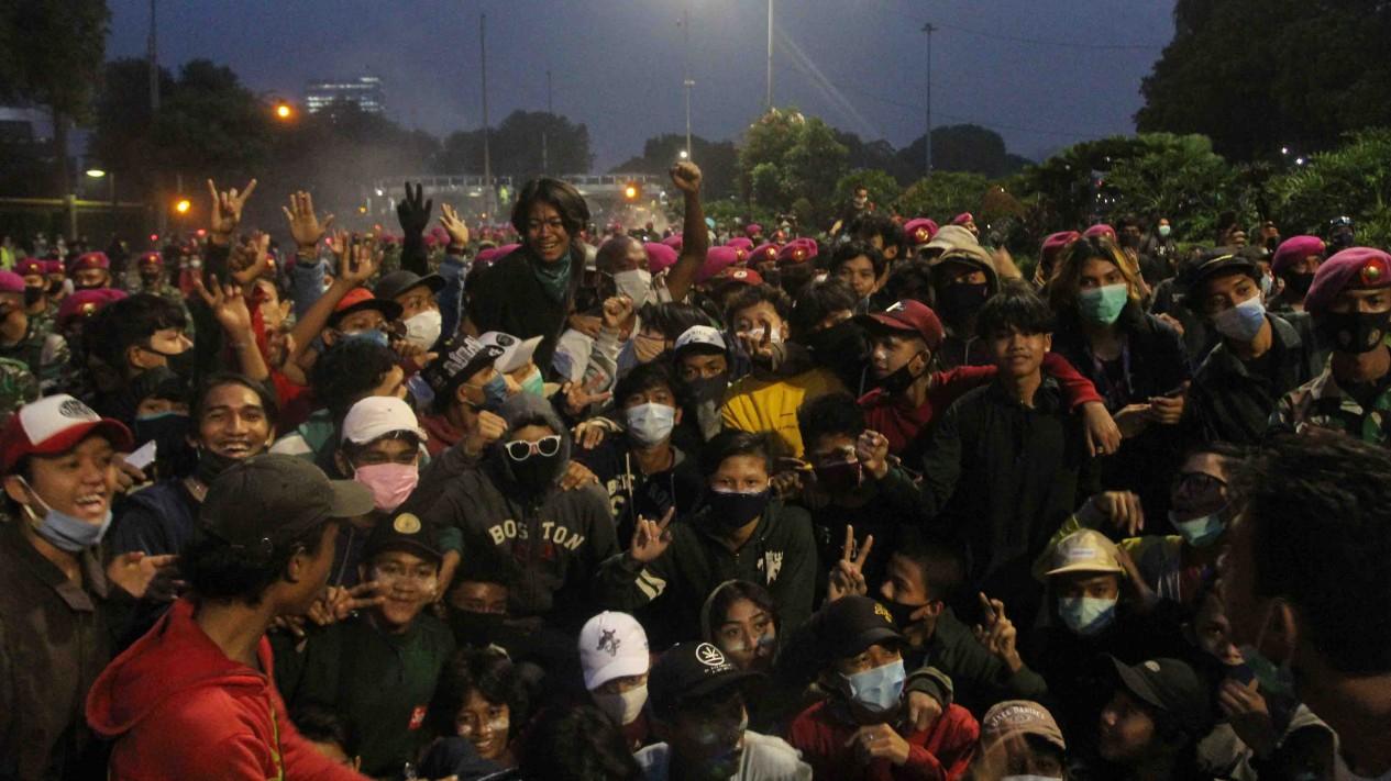 Marinir Antar Pulang Pendemo