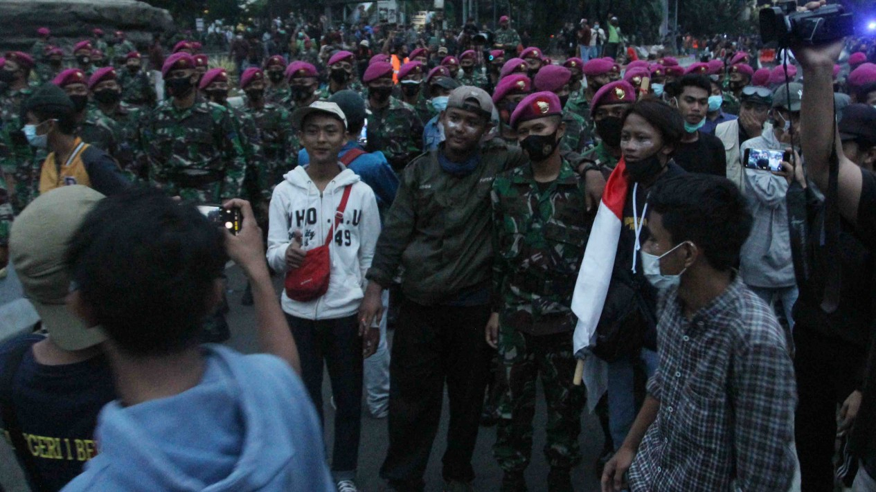 Marinir Antar Pulang Pendemo