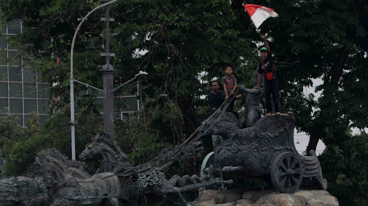 Bendera Merah Putih di Atas Patung Kuda