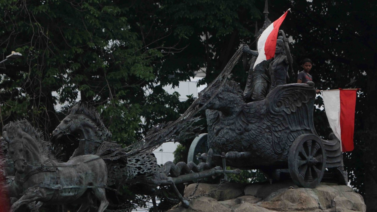 Bendera Merah Putih di Atas Patung Kuda
