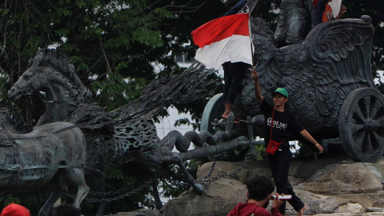 Bendera Merah Putih di Atas Patung Kuda