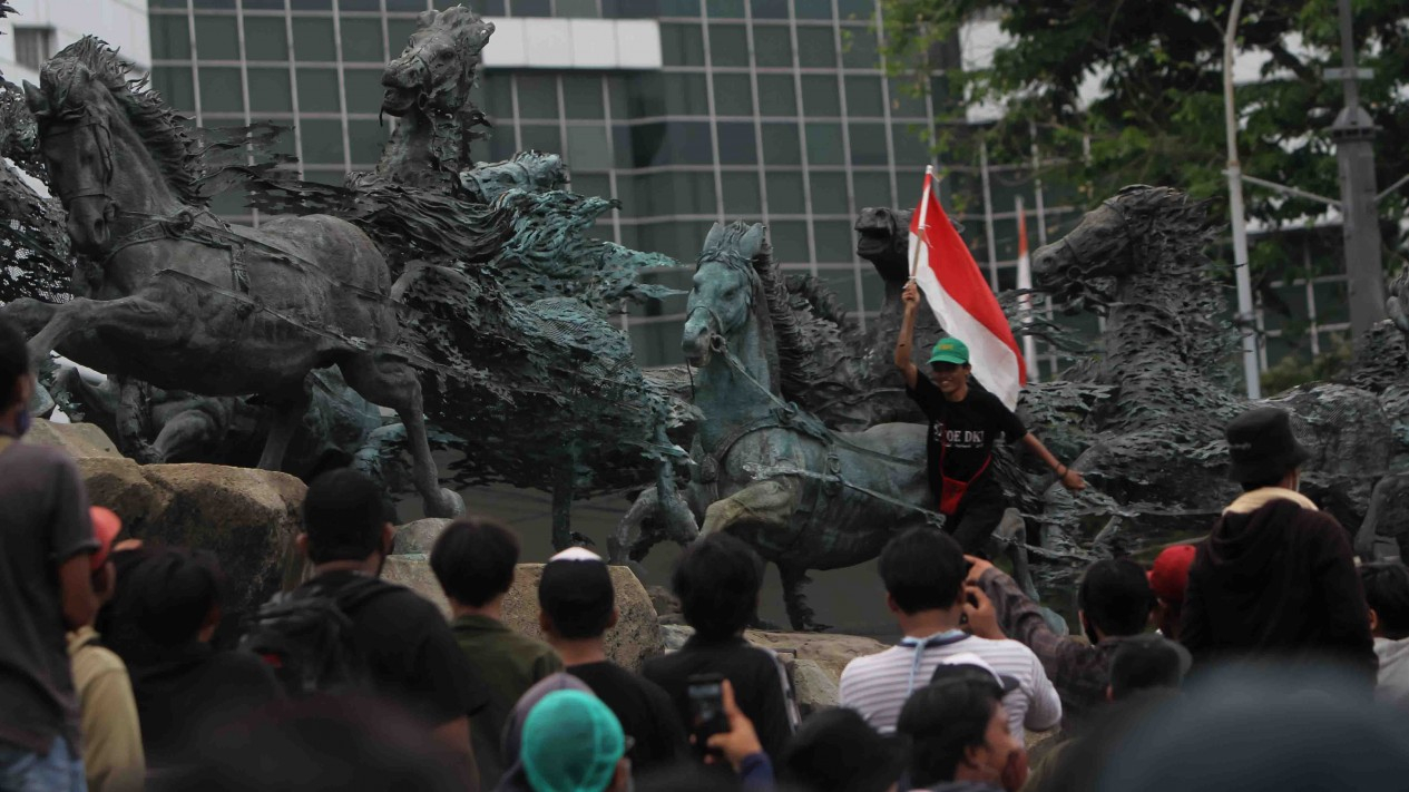 Bendera Merah Putih di Atas Patung Kuda