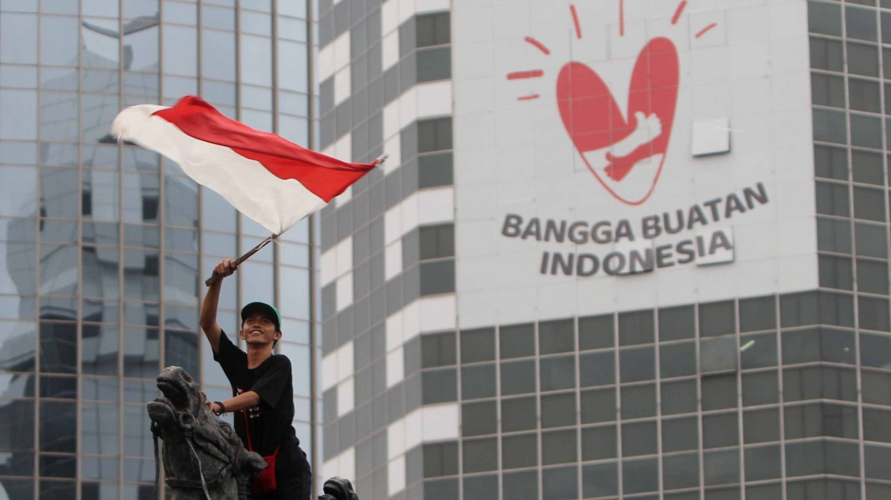 Bendera Merah Putih di Atas Patung Kuda