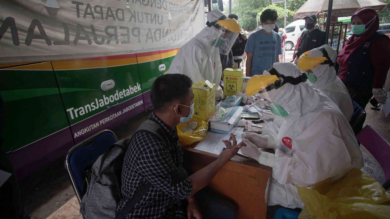 Penumpang Bus Jalani Rapid Test Sebelum Mudik Cuti Bersama