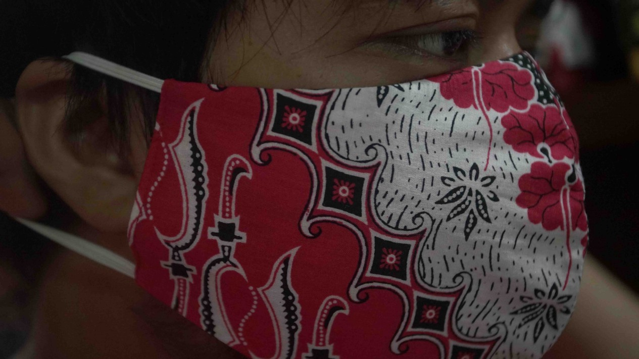 Melirik Pembutan Masker Kain Motif Batik