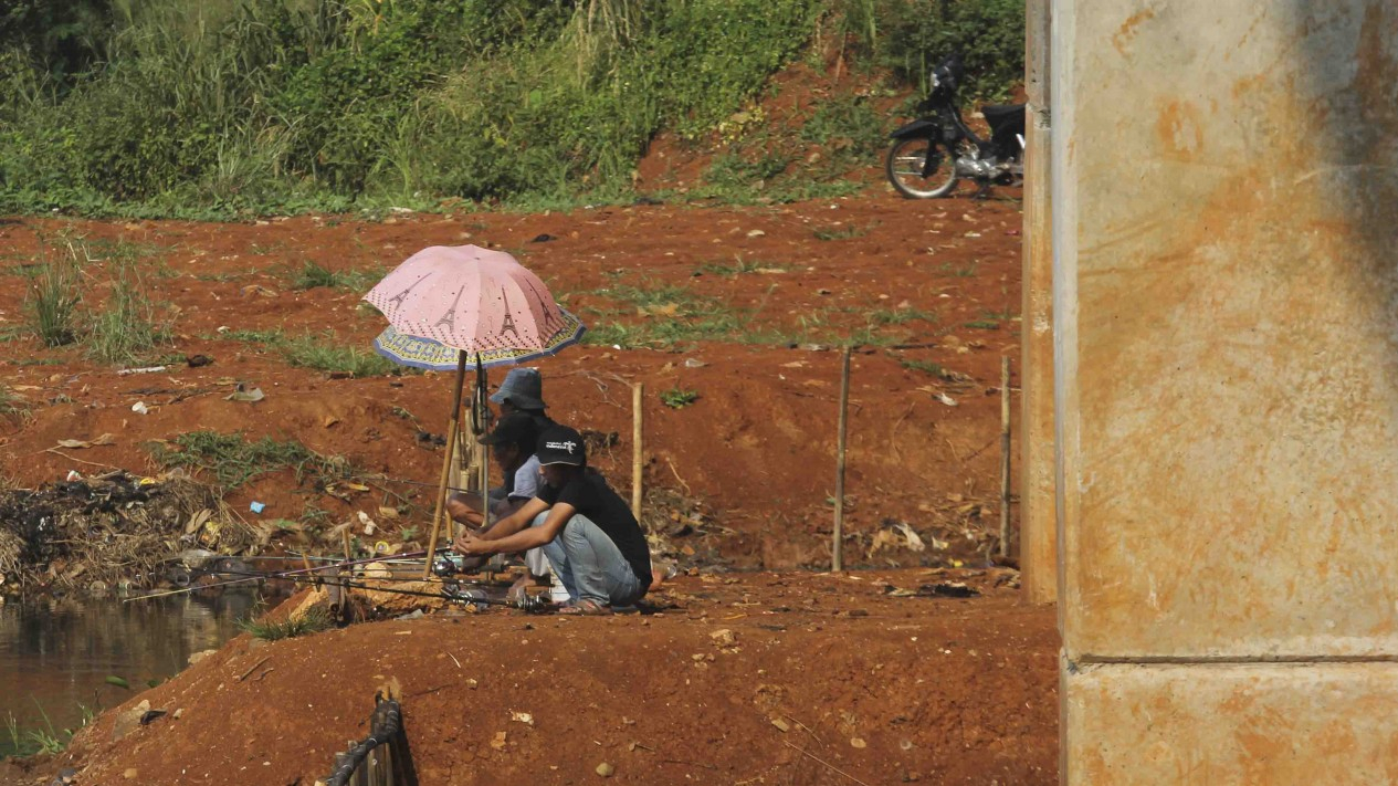 Memancing di Bawah Kolong Tol Serpong