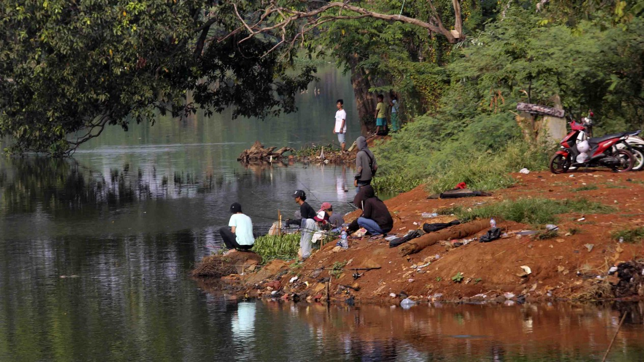 Memancing di Bawah Kolong Tol Serpong
