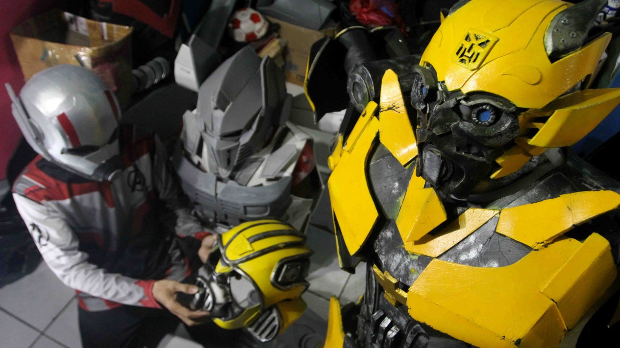 Kerajinan Kostum Robot Superhero