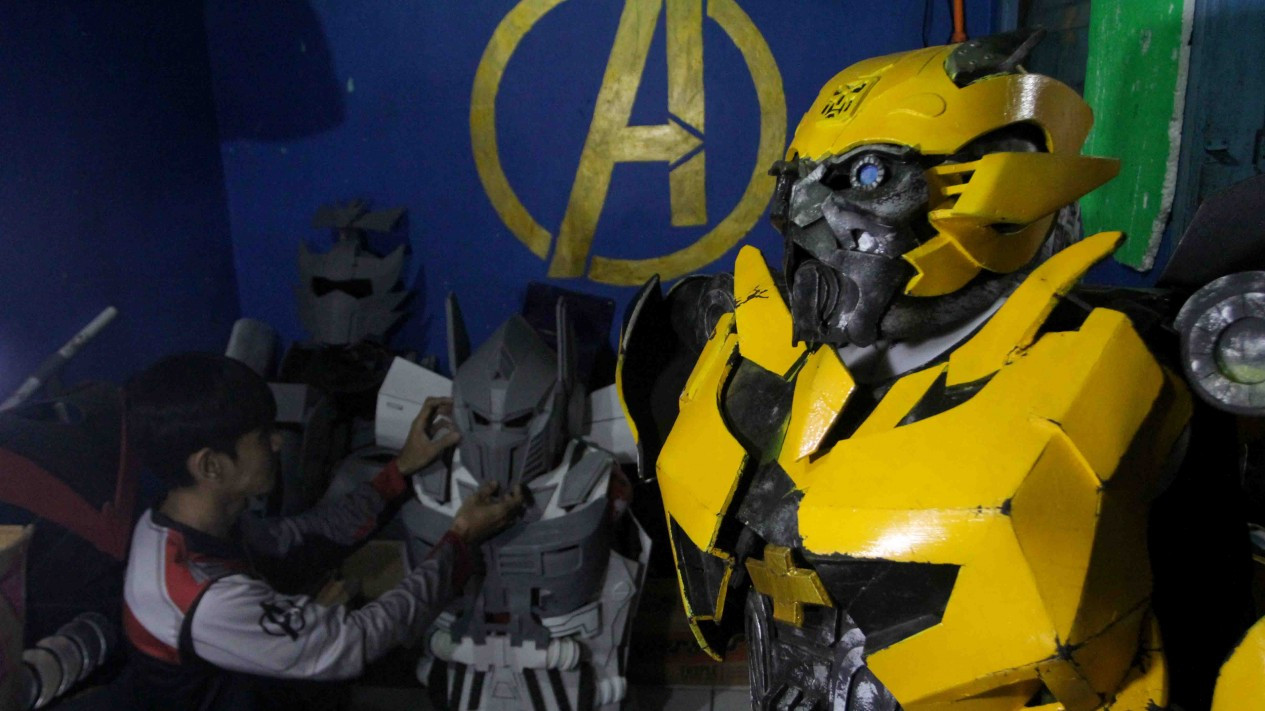 Kerajinan Kostum Robot Superhero