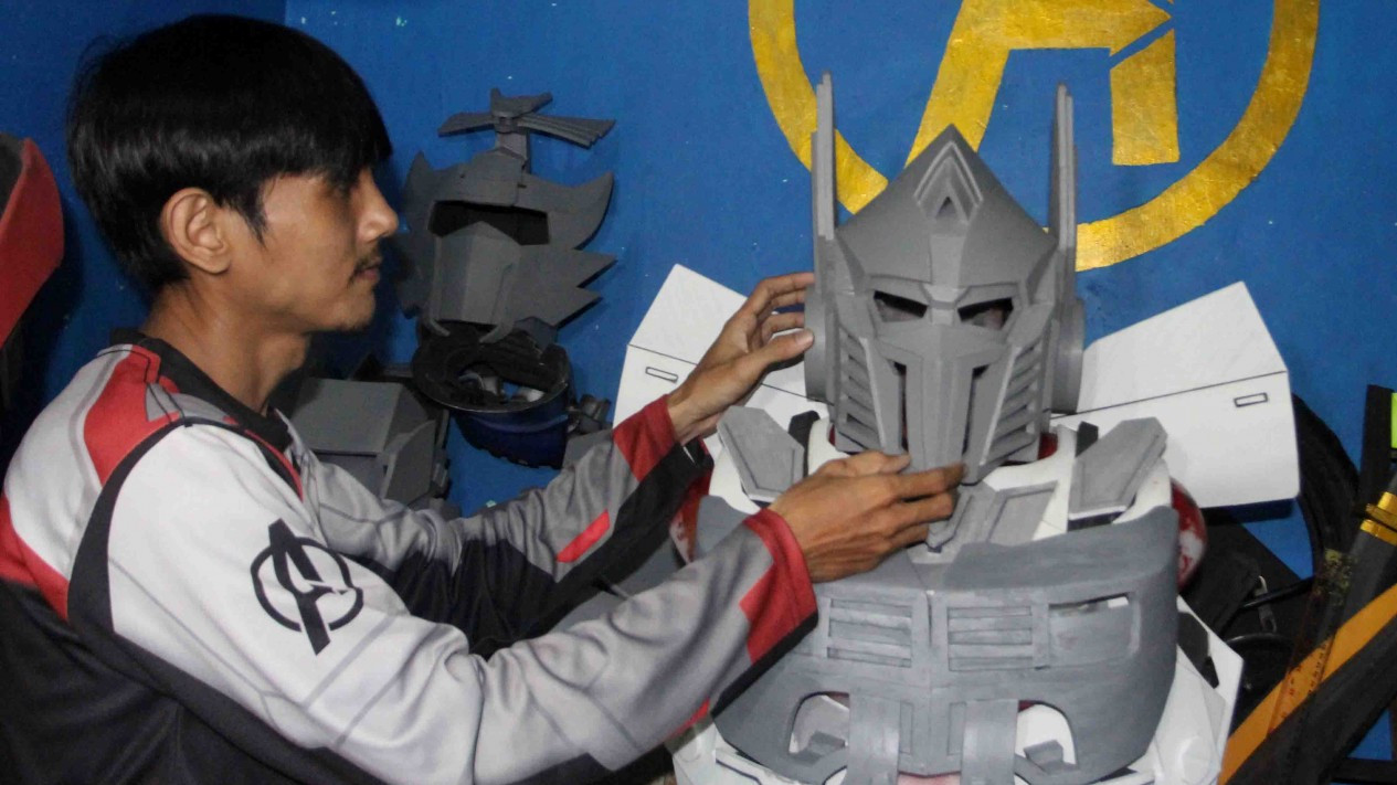 Kerajinan Kostum Robot Superhero