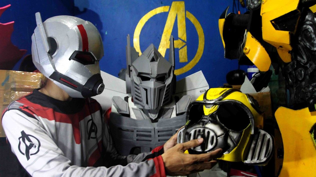 Kerajinan Kostum Robot Superhero