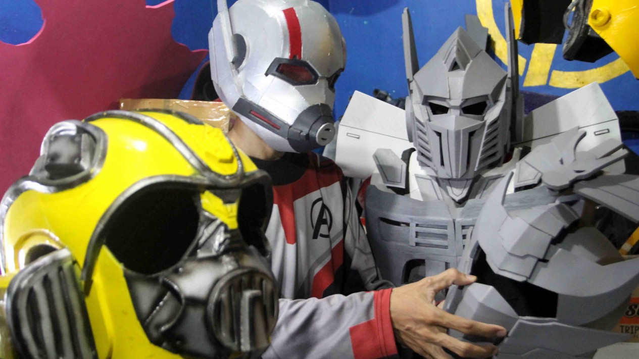 Kerajinan Kostum Robot Superhero