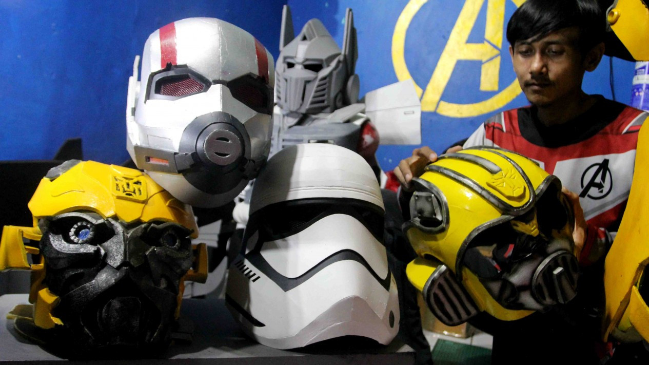 Kerajinan Kostum Robot Superhero