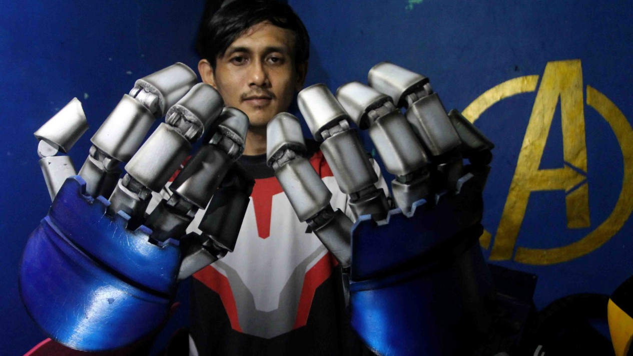 Kerajinan Kostum Robot Superhero