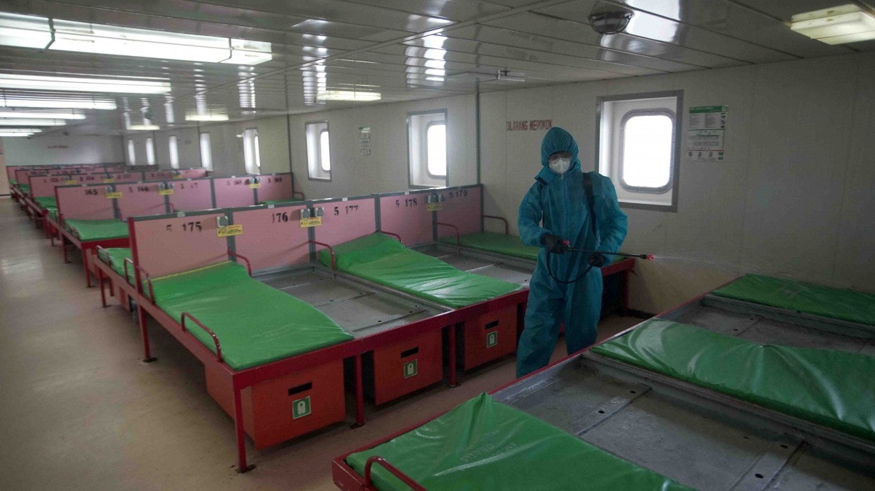 Penyemprotan Disinfektan di Kapal Penumpang