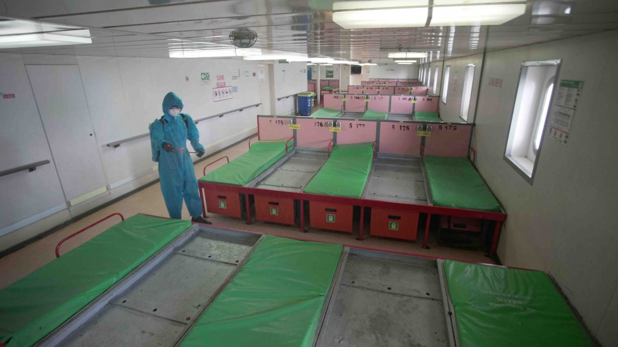 Penyemprotan Disinfektan di Kapal Penumpang