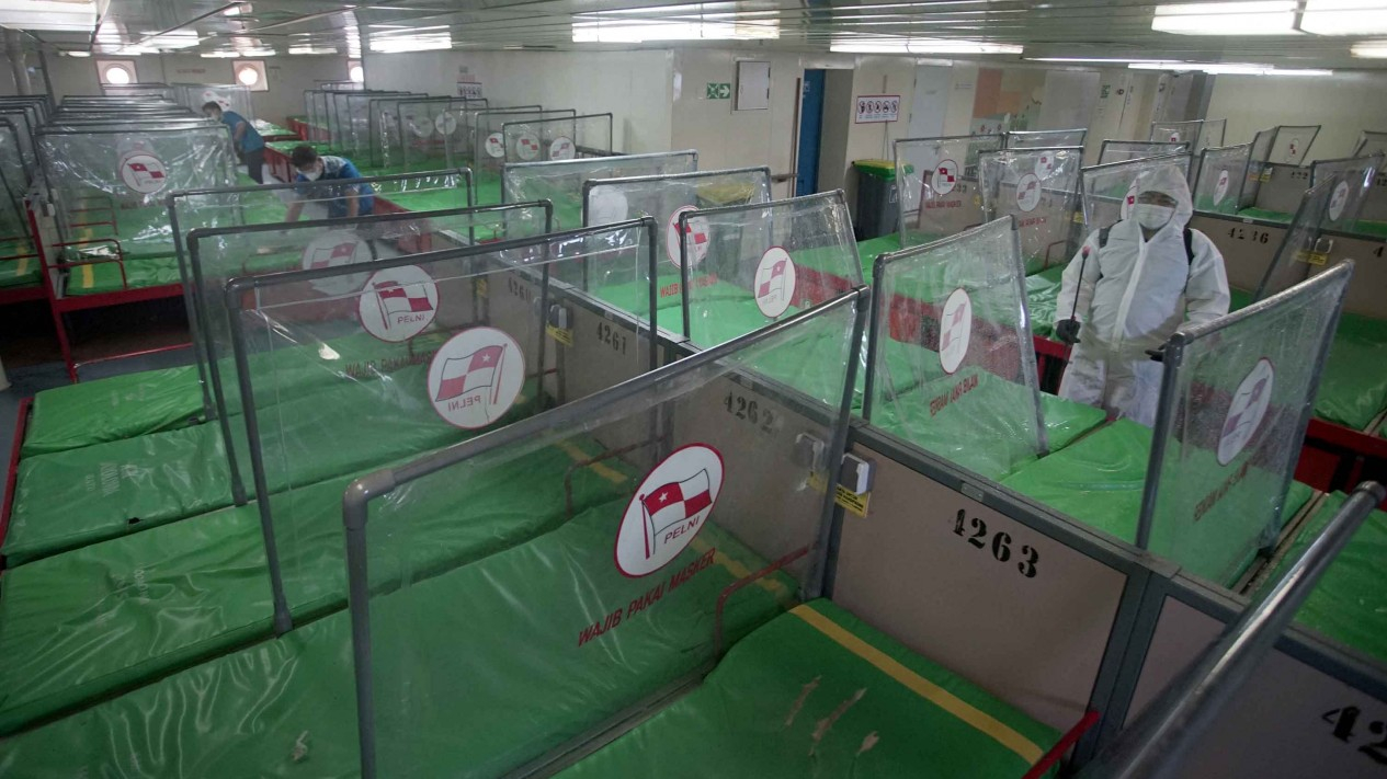 Penyemprotan Disinfektan di Kapal Penumpang