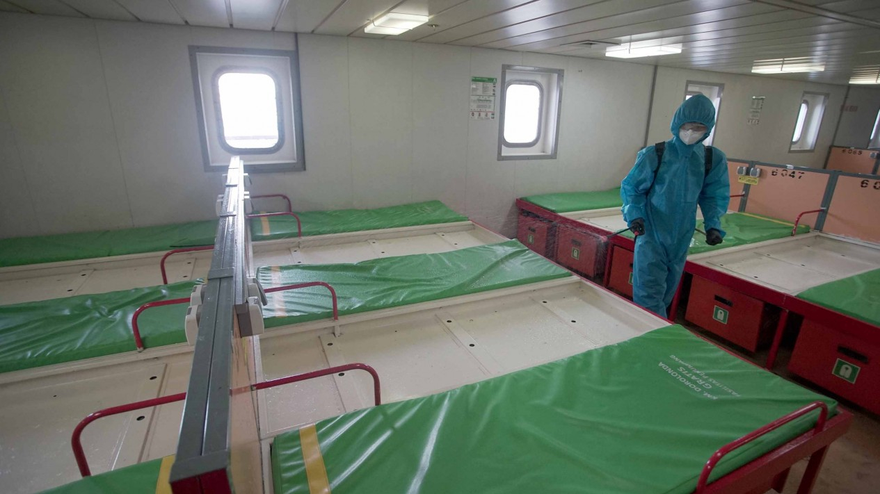 Penyemprotan Disinfektan di Kapal Penumpang