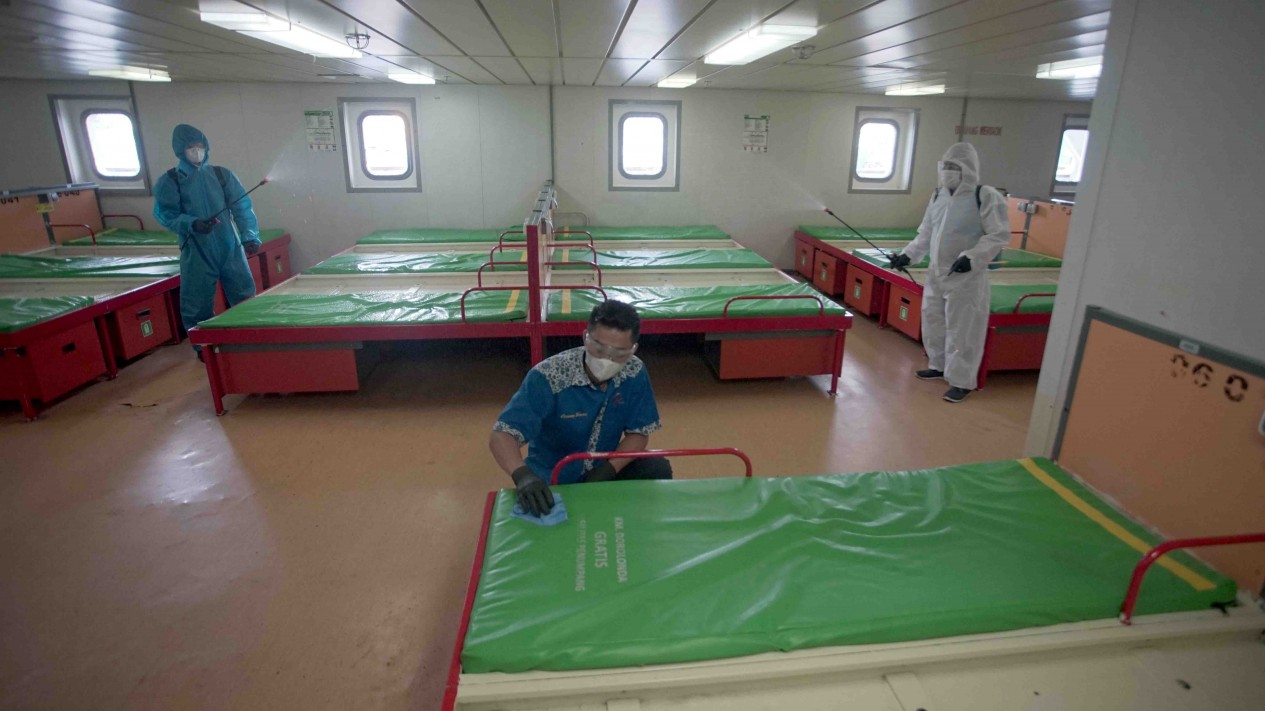 Penyemprotan Disinfektan di Kapal Penumpang