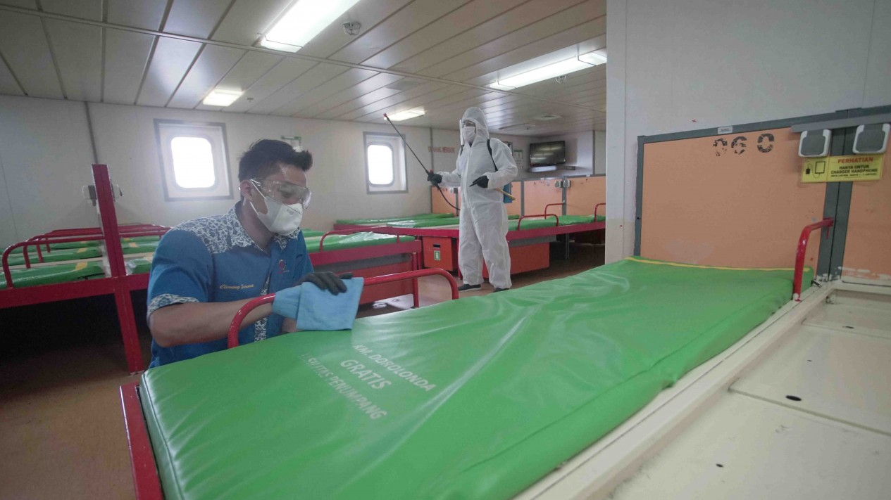 Penyemprotan Disinfektan di Kapal Penumpang