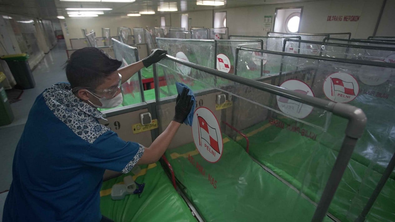 Penyemprotan Disinfektan di Kapal Penumpang