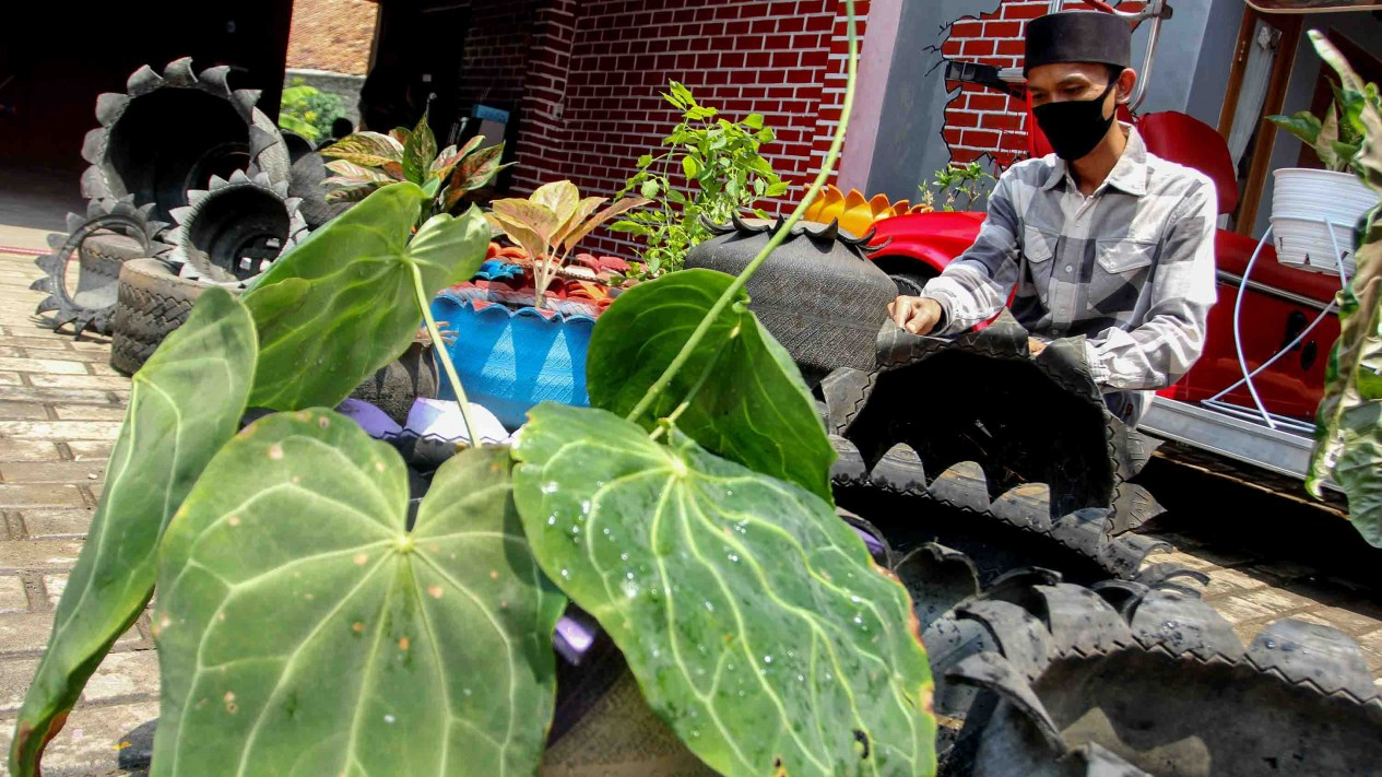 Ban Bekas Disulap Jadi Pot Bunga Cantik