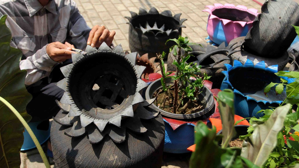 Ban Bekas Disulap Jadi Pot Bunga Cantik