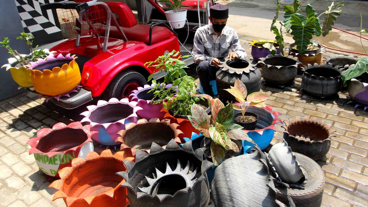 Ban Bekas Disulap Jadi Pot Bunga Cantik
