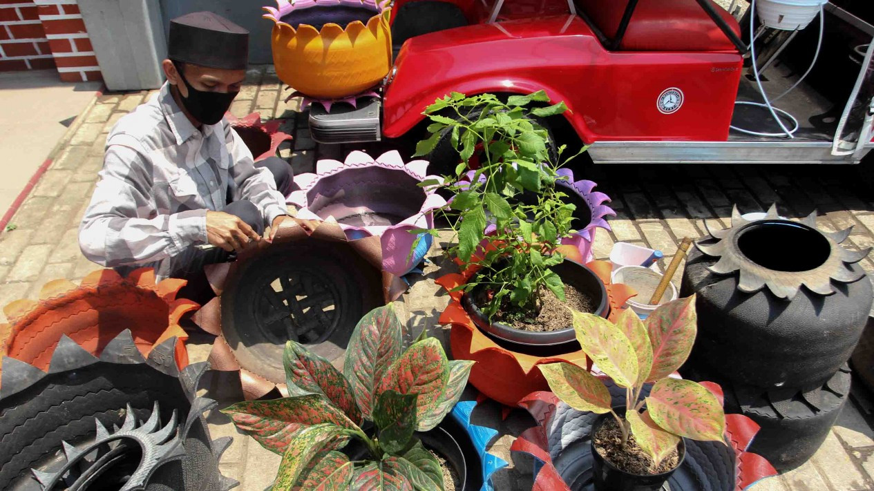 Ban Bekas Disulap Jadi Pot Bunga Cantik