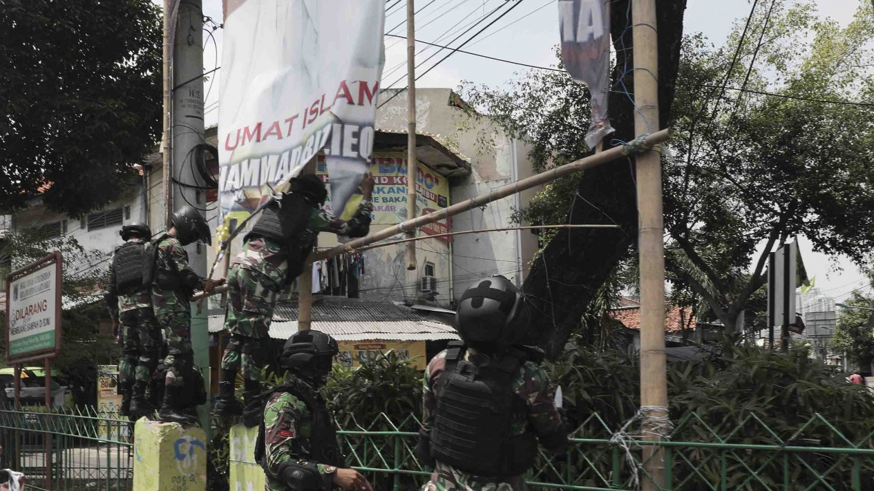 TNI Copot Baliho Habib Rizieq
