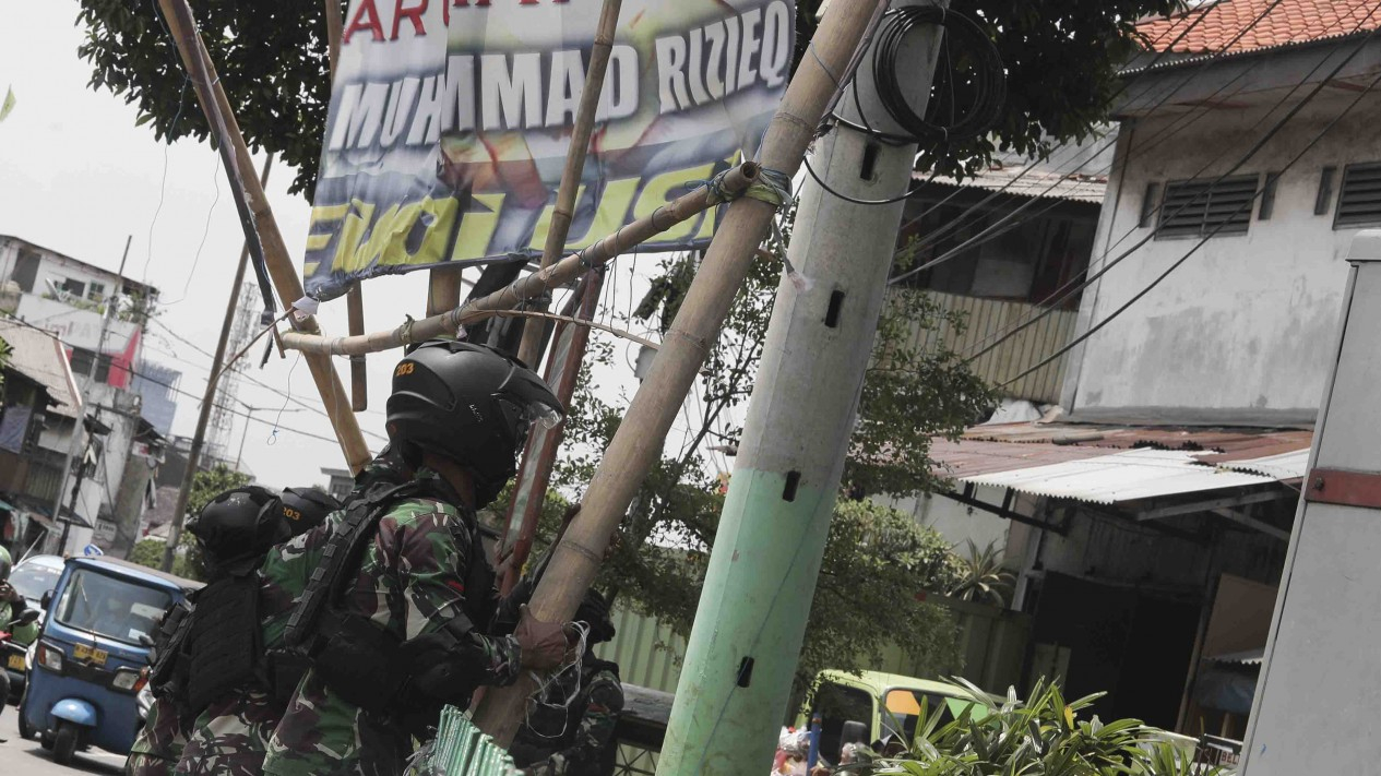 TNI Copot Baliho Habib Rizieq