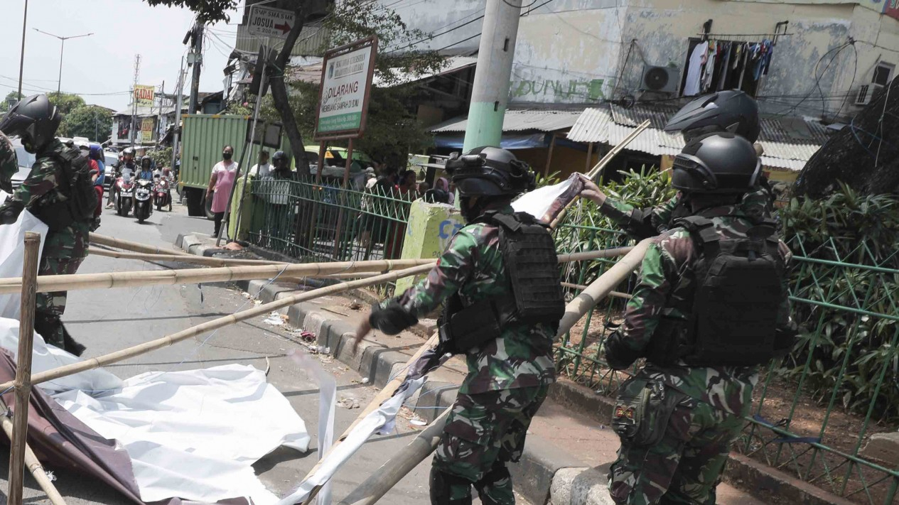 TNI Copot Baliho Habib Rizieq