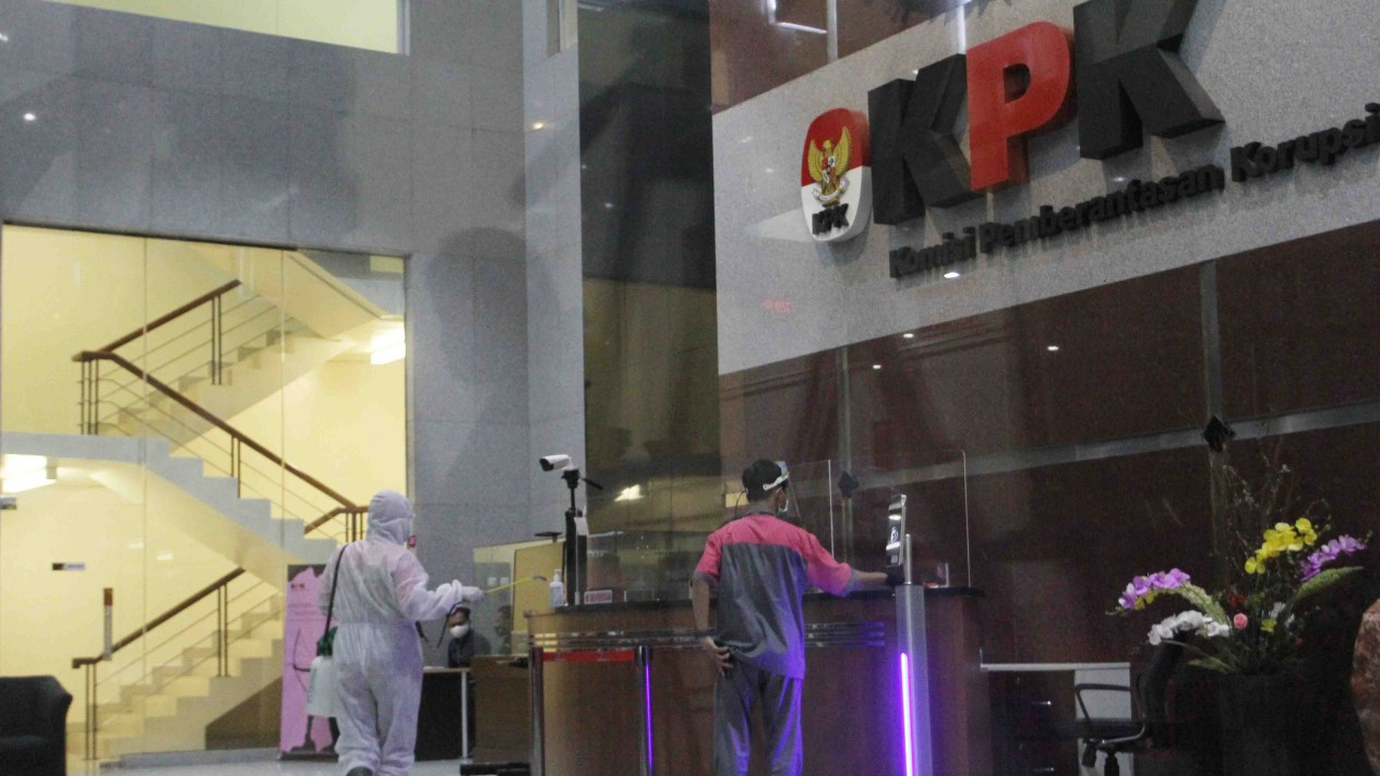 Penyemprotan Disinfektan di KPK