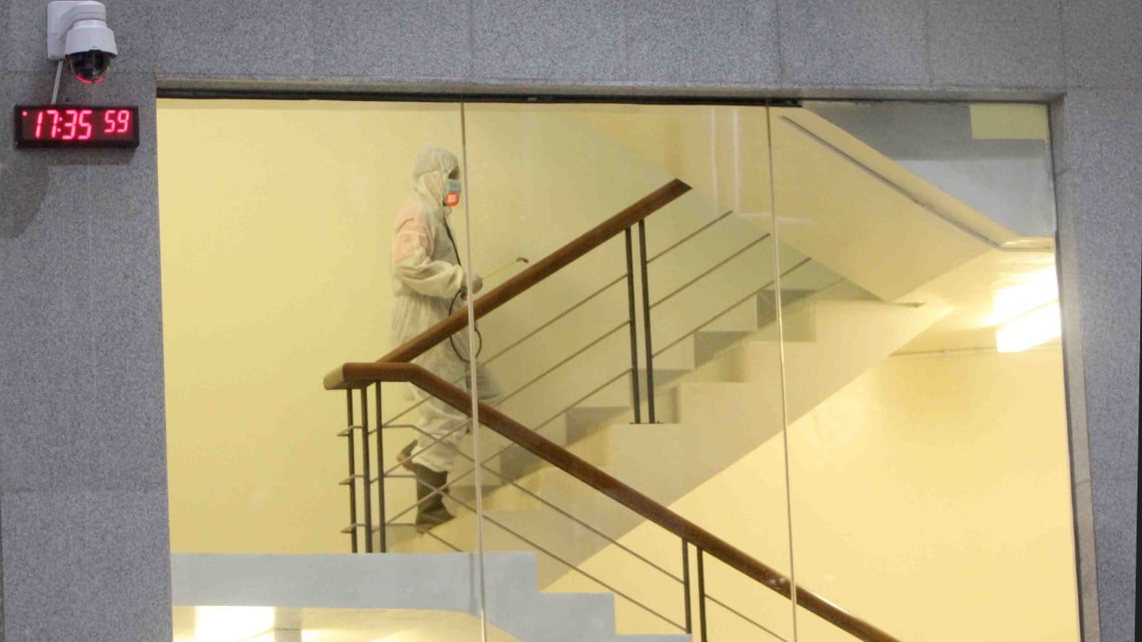 Penyemprotan Disinfektan di KPK