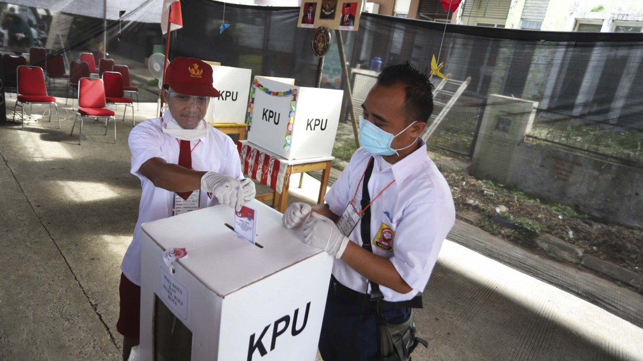 Petugas TPS Kenakan Seragam Sekolah di Pilkada Tangsel