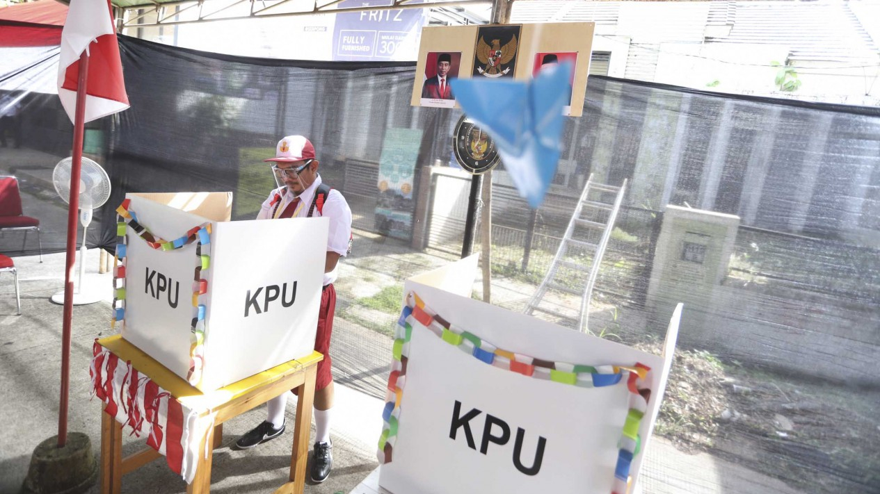Petugas TPS Kenakan Seragam Sekolah di Pilkada Tangsel