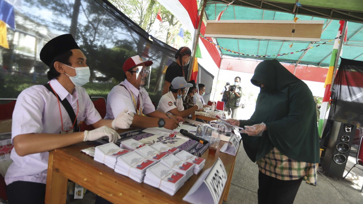 Petugas TPS Kenakan Seragam Sekolah di Pilkada Tangsel