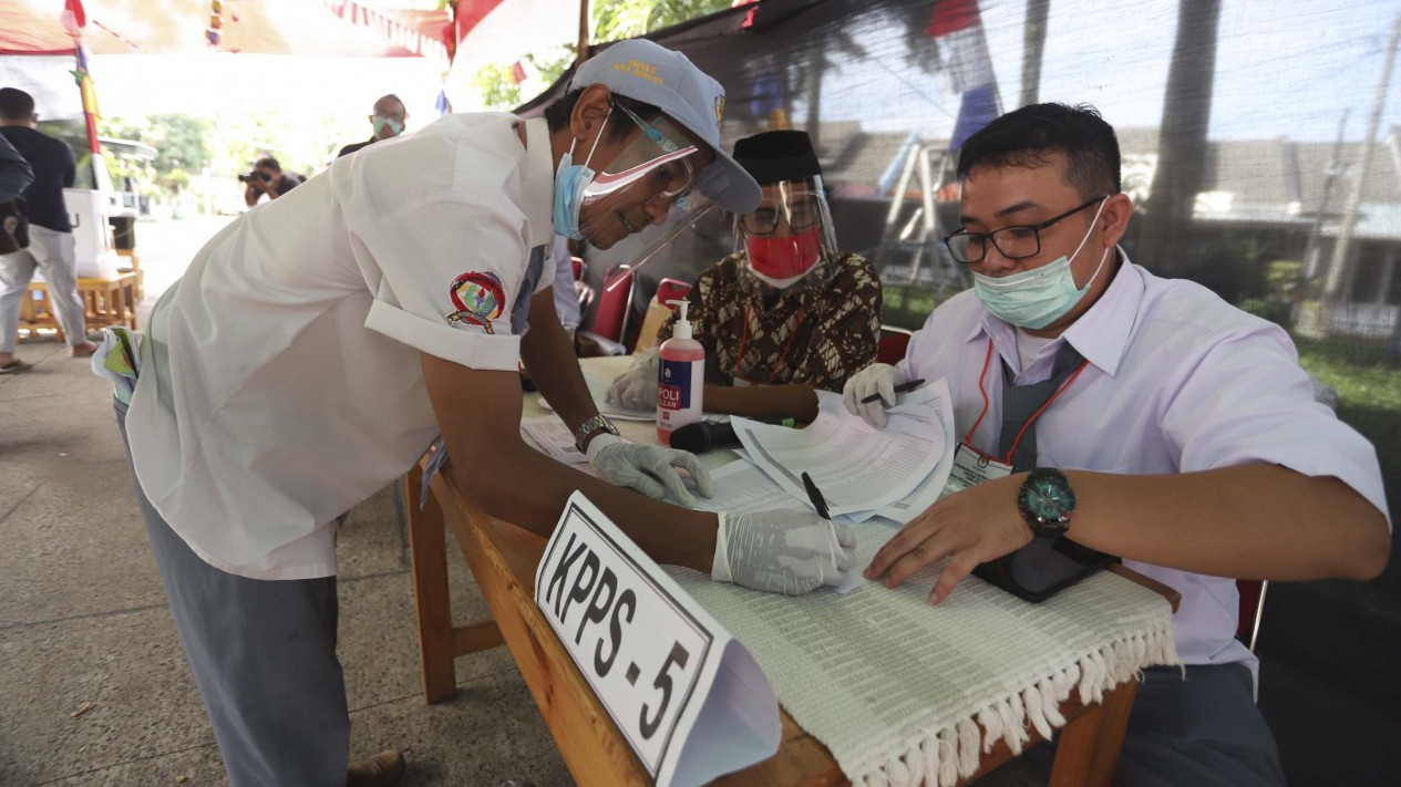 Petugas TPS Kenakan Seragam Sekolah di Pilkada Tangsel