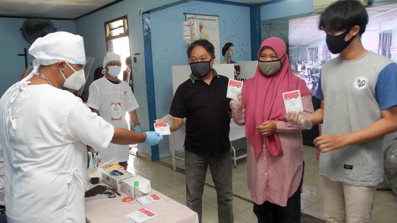 Petugas TPS Nyamar Jadi Tenaga Kesahatan