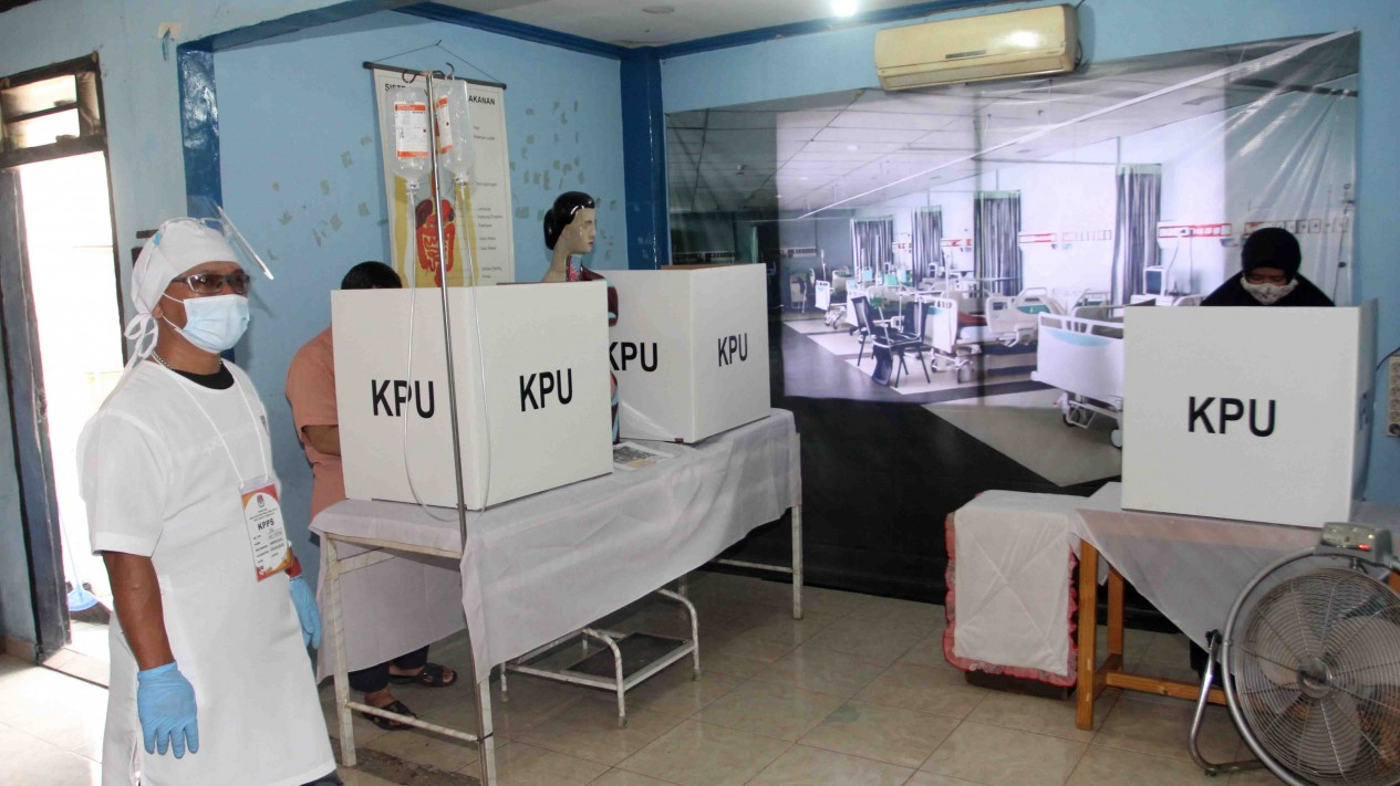 Petugas TPS Nyamar Jadi Tenaga Kesahatan