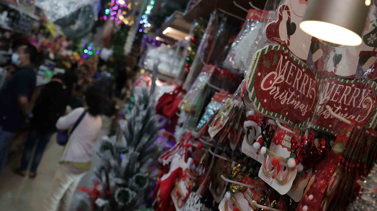 Belanja Pernak-Pernik Natal di Pasar Asemka