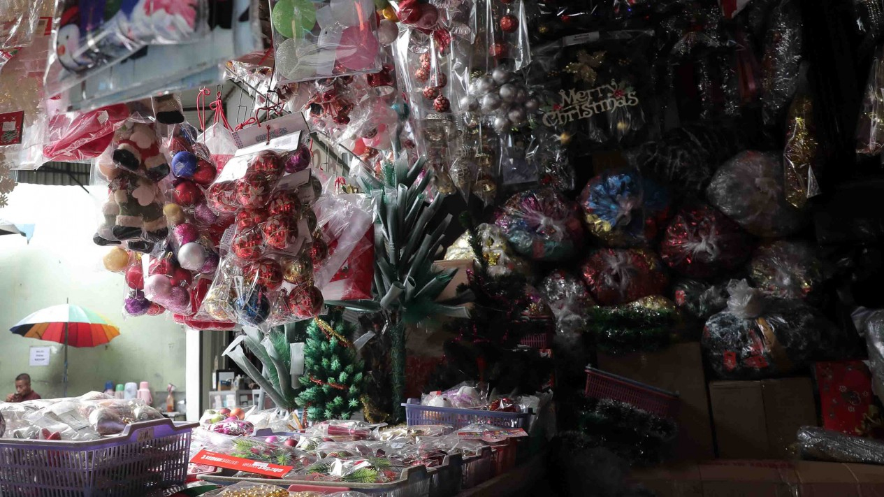 Belanja Pernak-Pernik Natal di Pasar Asemka