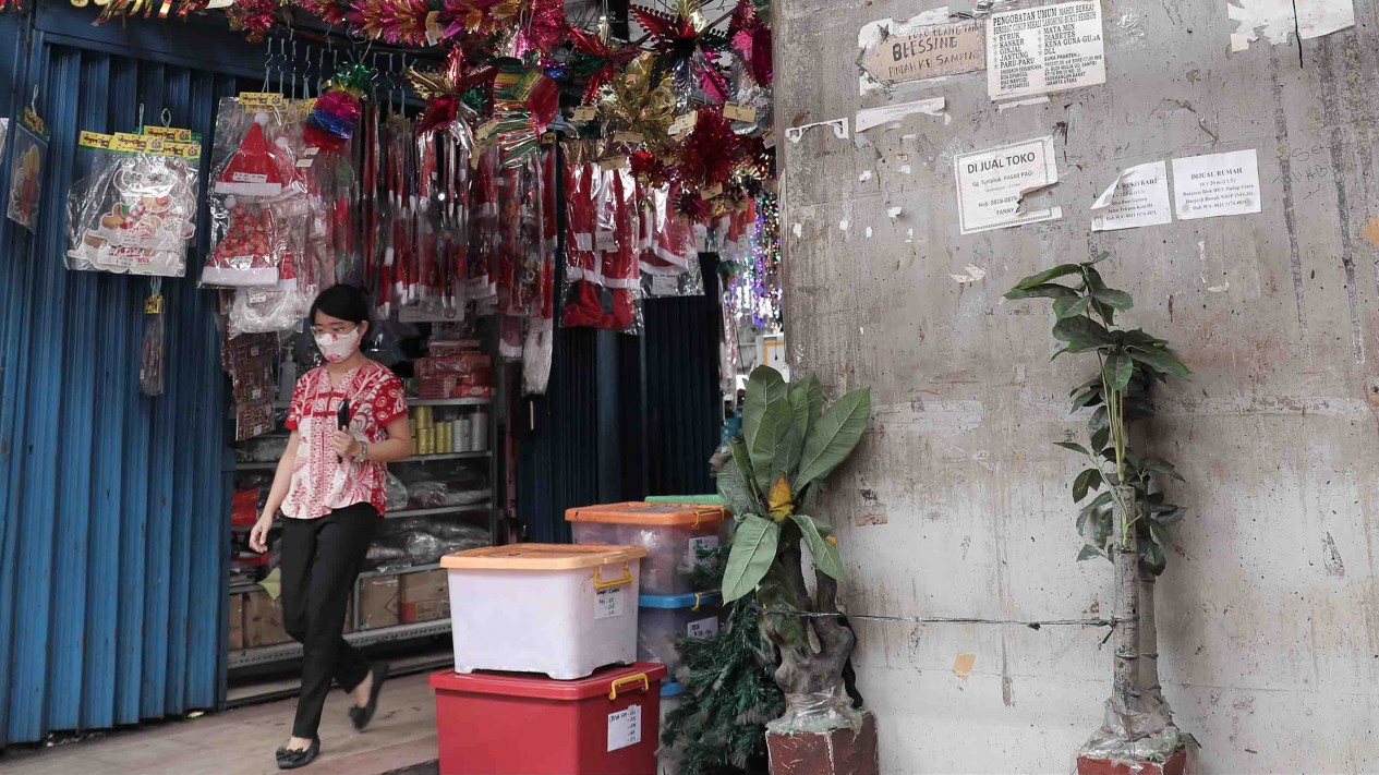 Belanja Pernak-Pernik Natal di Pasar Asemka