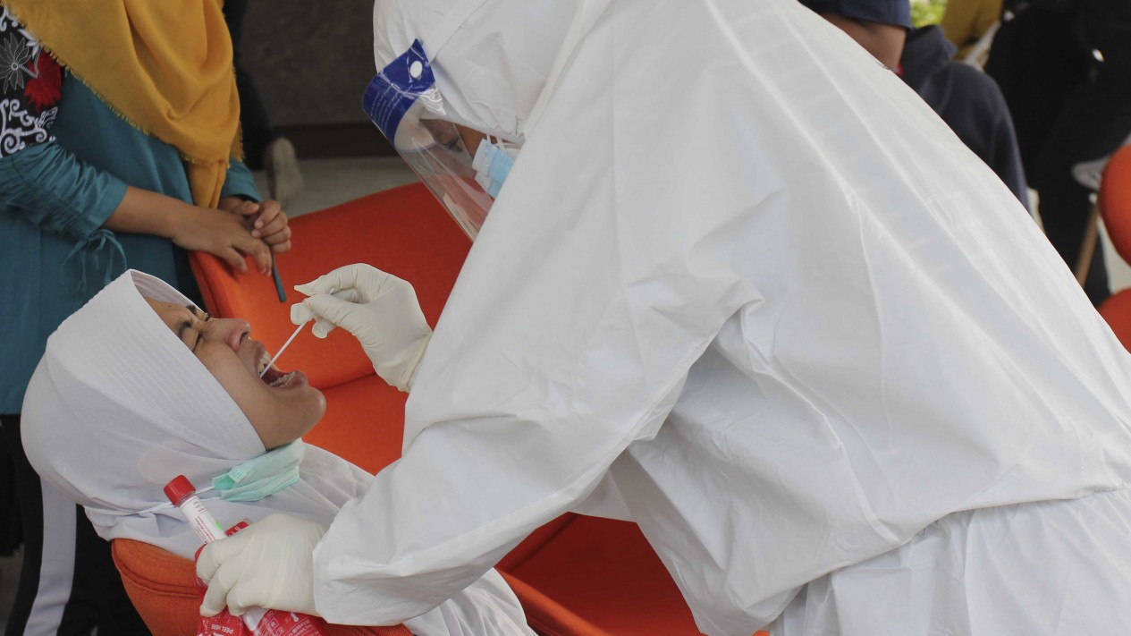 Warga Rutin Swab Test Demi Bebas COVID-19