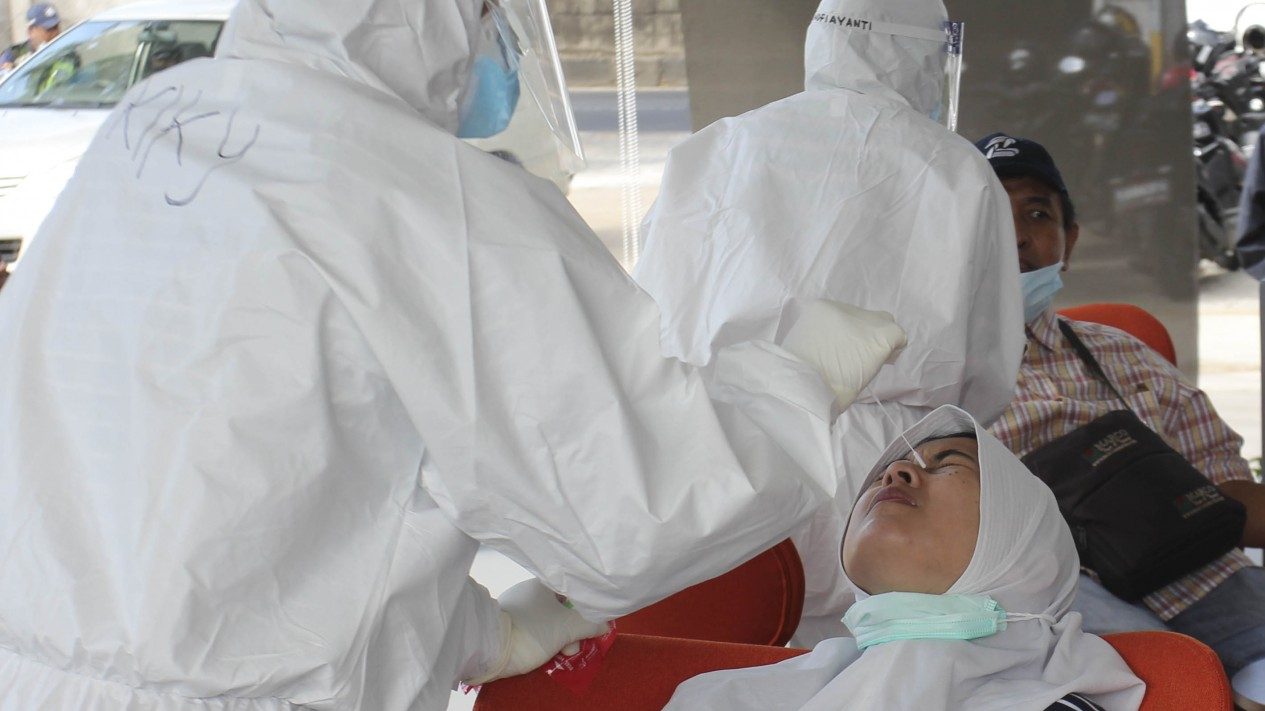 Warga Rutin Swab Test Demi Bebas COVID-19