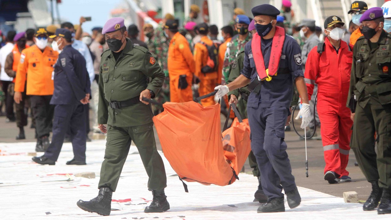 Kantong Jenazah Berisi Korban Sriwijaya Air