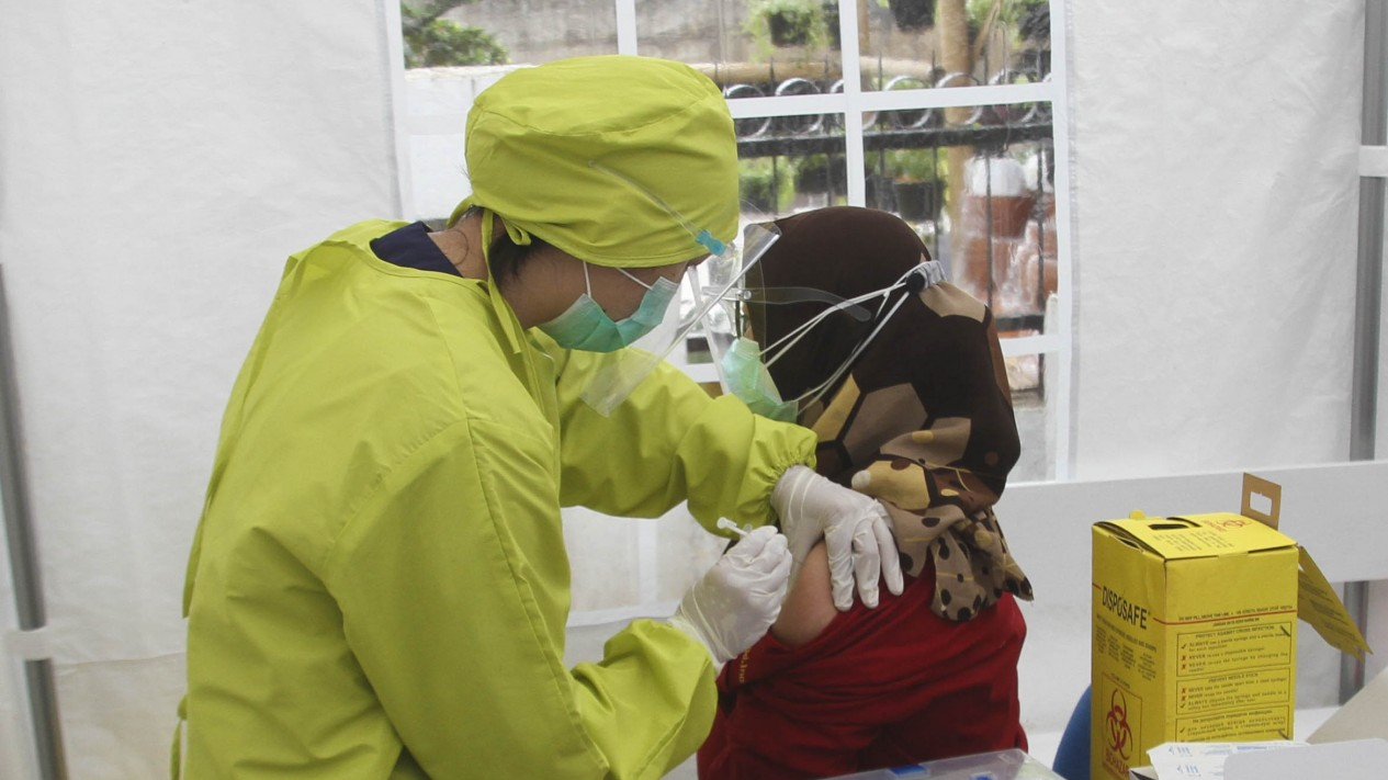 Penyuntikan Vaksinasi Covid-19 Untuk Tenaga Medis
