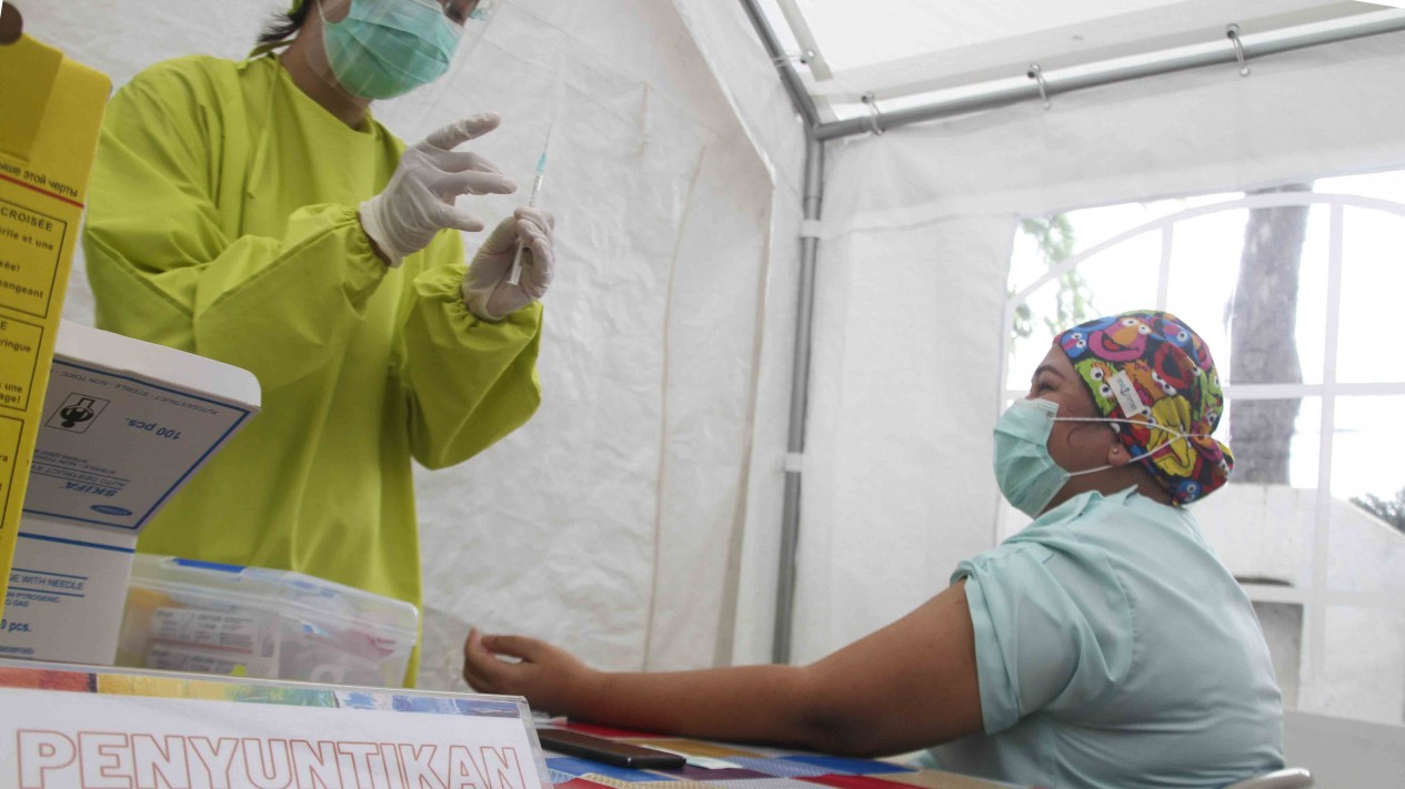 Penyuntikan Vaksinasi Covid-19 Untuk Tenaga Medis