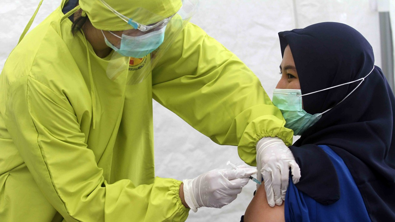 Penyuntikan Vaksinasi Covid-19 Untuk Tenaga Medis